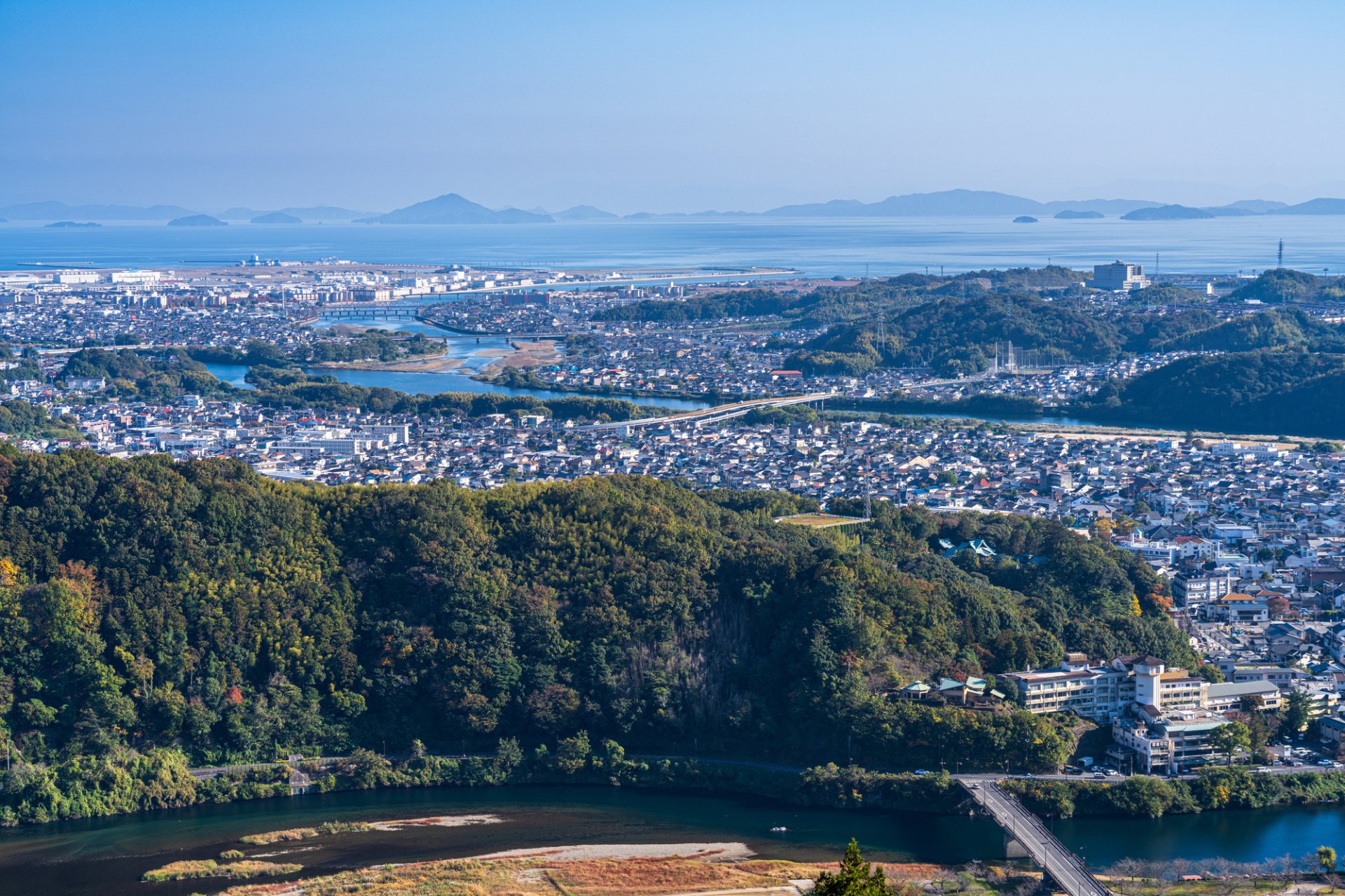 広い室内で空調設備が整った住宅兼事業所のような空間の写真